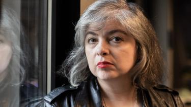 «Un lugar soleado para gente sombría», el cuento de Mariana Enríquez que menciona a Cinco Saltos