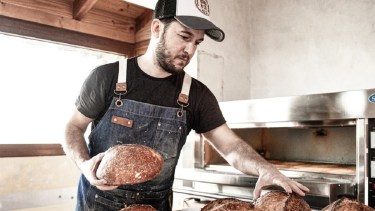 Juan Manuel Lascano un día cualquiera en su panadería.