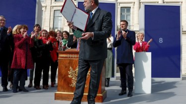 El ministro de Justicia de Francia, Eric Dupond-Moretti,  y Emmanuel Macron asistieron a la ceremonia para inscribir el derecho al aborto en la Constitución. Foto AP. 