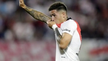 Enzo Fernández compartió en redes sociales a dos compañeros con camisetas de River.