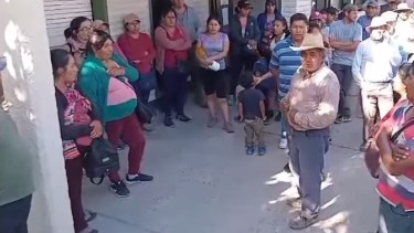 Esta tarde los vecinos reclamaron frente a la Comisaría 16. Captura video Último Momento Noticias
