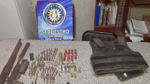Imagen de Armas, chalecos balísticos y balas: así fue el allanamiento donde detuvieron a dos personas, en Roca