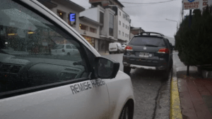 Dejó el auto en marcha para hacer una compra y se lo robaron, en Bariloche