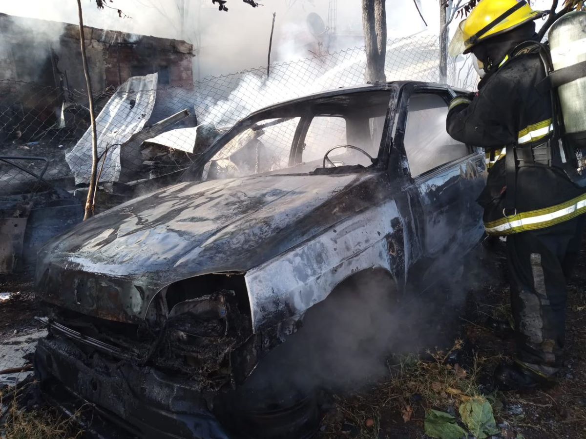 Tres dotaciones extinguieron un incendio en Senillosa. Foto: Gentileza
