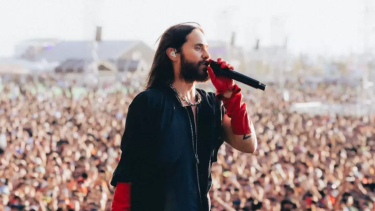 Jared Leto anduvo en bicicleta por Buenos Aires y compartió el escenario con artistas argentinos. 