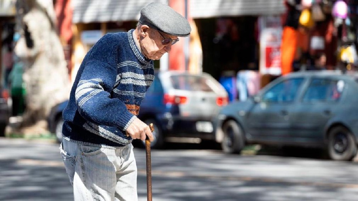Jubilados y pensionados cobrarán desdoblados los aumentos en los haberes.-