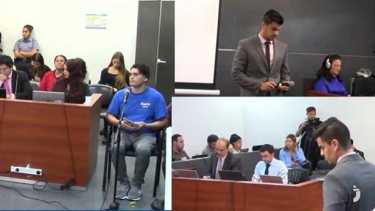 El acusado de intento de femicidio Martín Marilef -de remera celeste- tomó nota de los principales testimonios durante la primera jornada del juicio. foto: captura de pantalla transmisión del MPF.