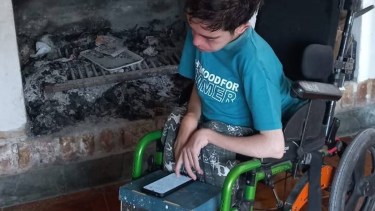 Tras cuatro años, llegó la silla a motor para Julián pero no era la que habían pedido a través de la Justicia de Roca