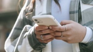 La inteligencia artificial tiene sesgos que reproducen estereotipos de género