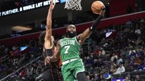 Los Celtics, líderes de la NBA, logran su octava victoria al hilo al vencer 129-102 a los Pistons