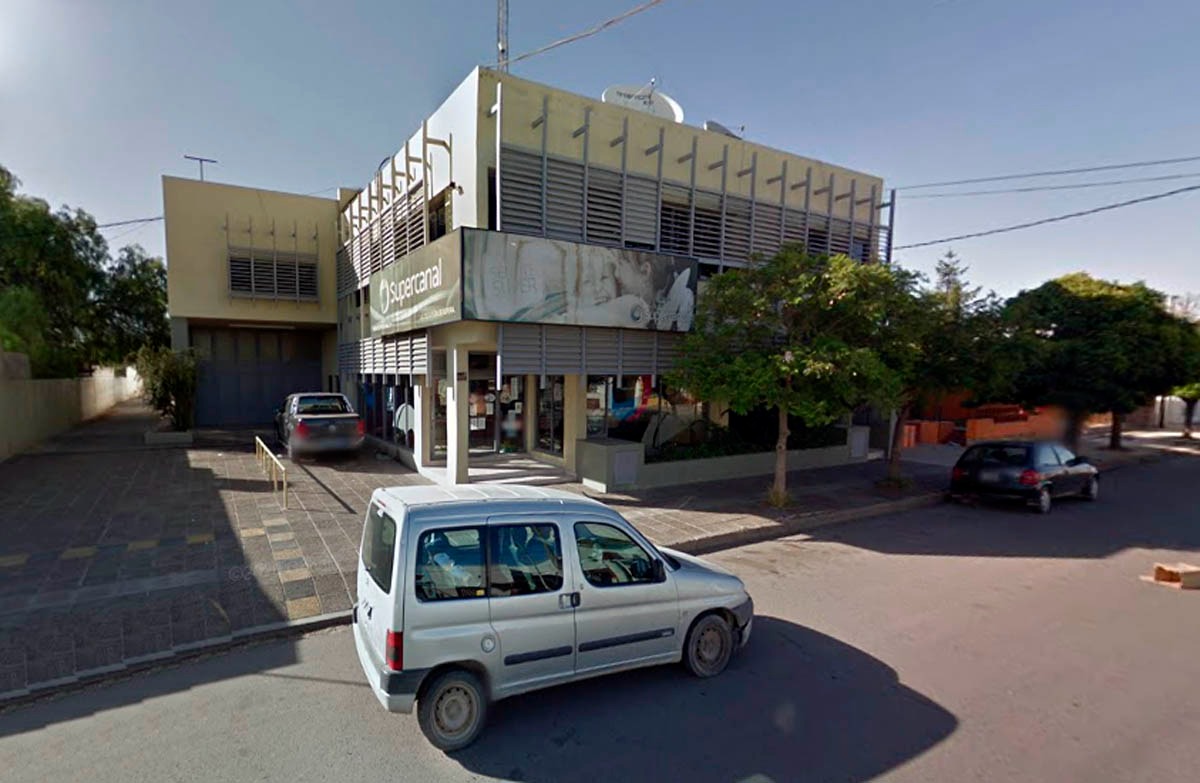 La emisora está ubicada en la calle Alvaro Barros de la capital provincial.