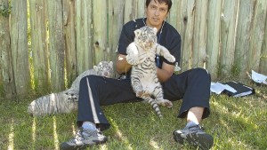 El veterinario de Roca que curó tigres, pumas y guepardos: «Los gatos son la mascota del futuro»