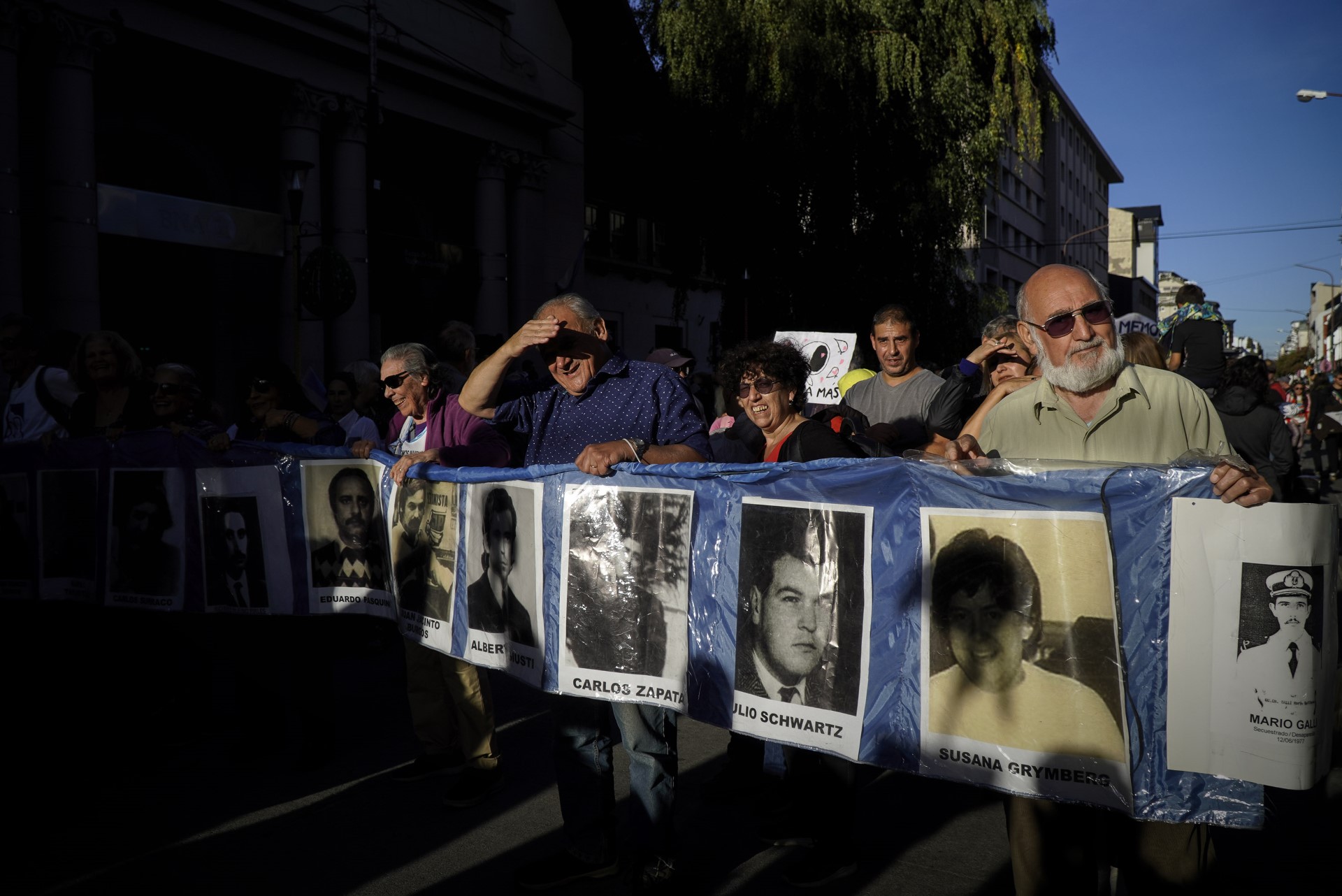 La extensa columna de manifestantes marchó hacia el Centro Cívico con carteles que recordaron a los desaparecidos de la región. (foto Marcelo Martínez)