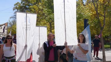 En la plaza San Martín partió la marca por las calles de Cipolletti en el Día de la Memoria.  Foto: Florencia Salto. 