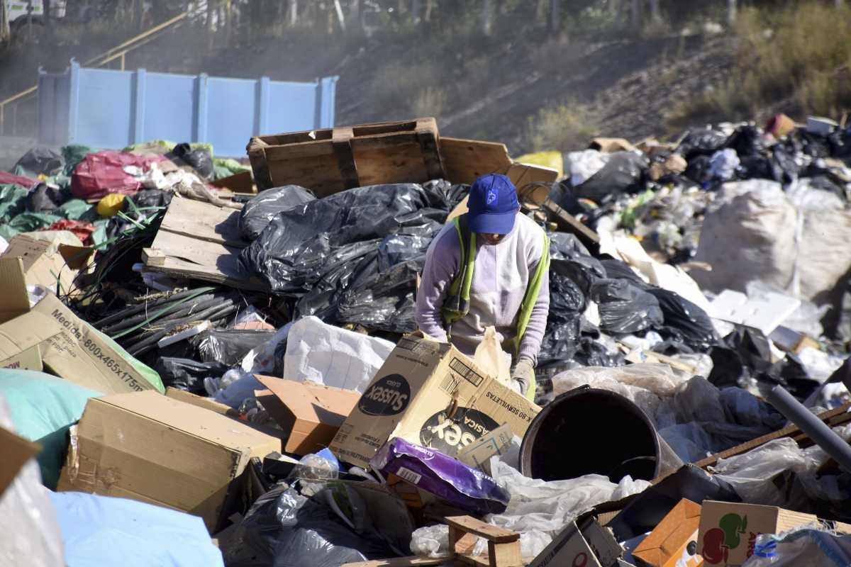La cooperativa trabaja en la nave de reciclaje del Complejo Ambiental Neuquén (foto Matías Subat)