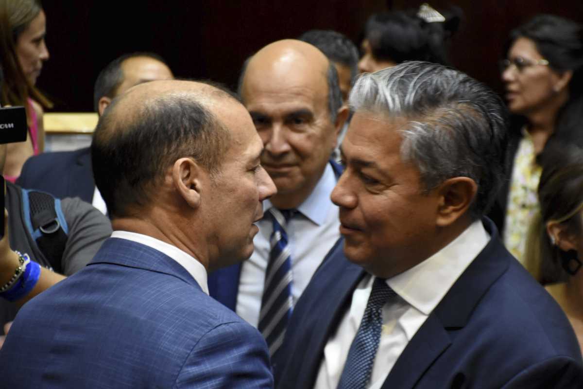 El exgobernador Omar Gutiérrez saluda al actual mandatario en el debut legislativo (Matías Subat)