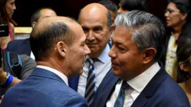 El exgobernador Omar Gutiérrez saluda al actual mandatario en el debut legislativo (Matías Subat)