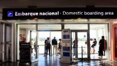 El aeropuerto de Neuquén tiene un importante movimiento de viajeros. Foto: Cecilia Maletti.-