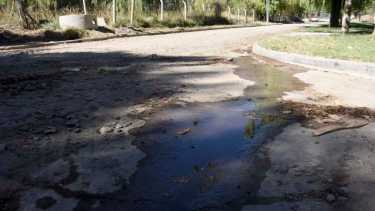 El desborde cloacal en el barrio Río Grande fue el inicio de la discusión en comisión sobre la tardanza en la firma de la concesión del EPAS (foto Matías Subat)