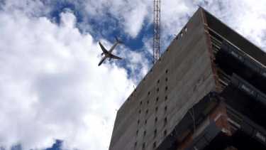 Las grúas de gran porte, que antes eran una excepcionalidad, son ahora una habitual postal urbana. Foto Matías Subat.