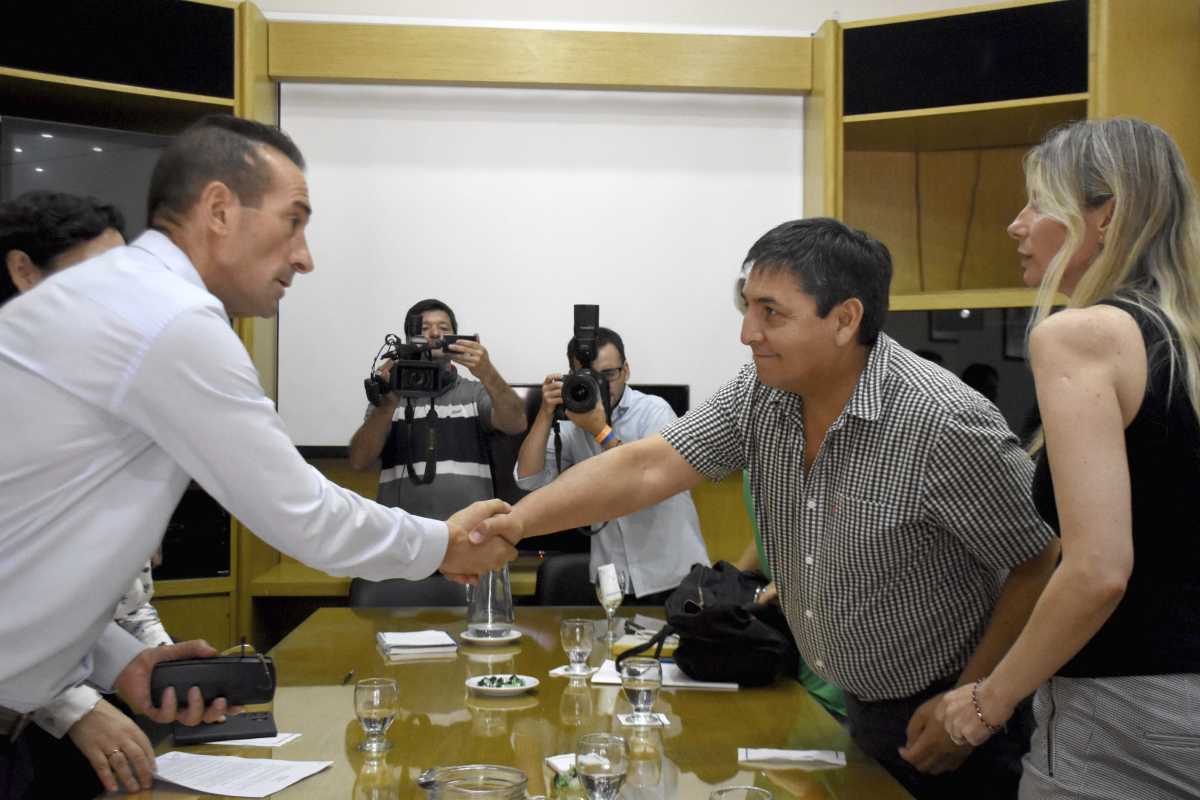 Jorge Tobares firmó el acuerdo salarial con ATE y su secretario general Carlos Quintriqueo. Foto: Matías Subat.