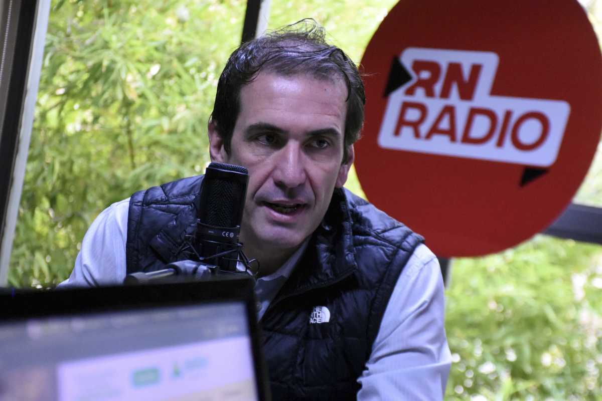 El diputado nacional por Neuquén visitó el estudio de RÍO NEGRO RADIO para hablar sobre el DNU, la nueva Ley Ómnibus y los 100 del gobierno de Milei. (Foto: Matías Subat).