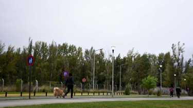 Analizan autorizar por excepción edificios altos frente al brazo del río Limay (foto Matías Subat)