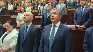 Rolando Figueroa llega a la apertura de sesiones con tono electoral y «aguante» de la militancia