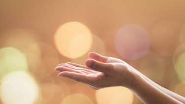 La oración es un espacio de meditación y paz para muchas personas.-