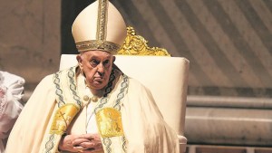 El papa Francisco reapareció para presidir la vigilia de Pascuas