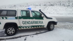 La primera nevada del año tomó por sorpresa a Neuquén y complicó un paso internacional