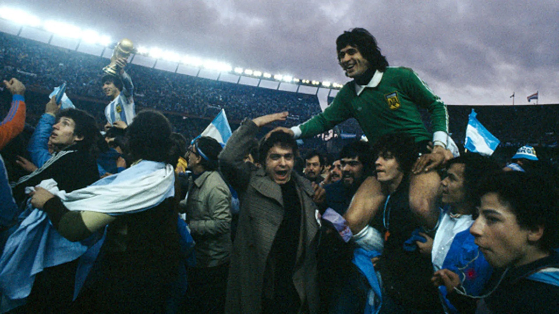 Luego de obtener el título con Argentina, el Patio fue amenazado para que renueve su contrato con River.