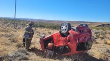 Imagen de Dos heridos en vuelco sobre la Ruta 237, durante el éxodo de Semana Santa en Neuquén
