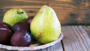 Tarta rústica de ciruelas y peras por Dolli Irigoyen