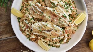 Arroz caldoso con filet de pescado para compartir en la mesa familiar