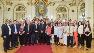 Legisladores de La Libertad Avanza junto a Nicolás Posse, Jefe de Gabinete, en el Salón Sur de Casa Rosada, discutieron estrategias para el próximo periodo legislativo.