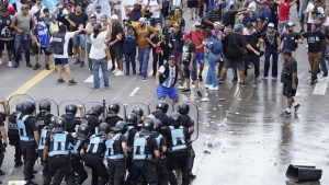 500 cortes piqueteros: gases lacrimógenos y piedrazos entre manifestantes y  Prefectura en puente Pueyrredón