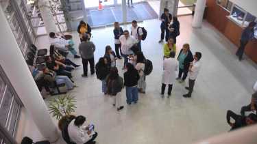 Profesionales del López Lima de Roca se reunieron con funcionarios judiciales para evaluar el camino a seguir. (Foto: Alejandro Carnevale)