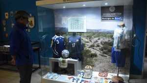 Se encontró con Maradona, le firmó un pantalón y ahora forma parte de una muestra de fútbol femenino en Roca