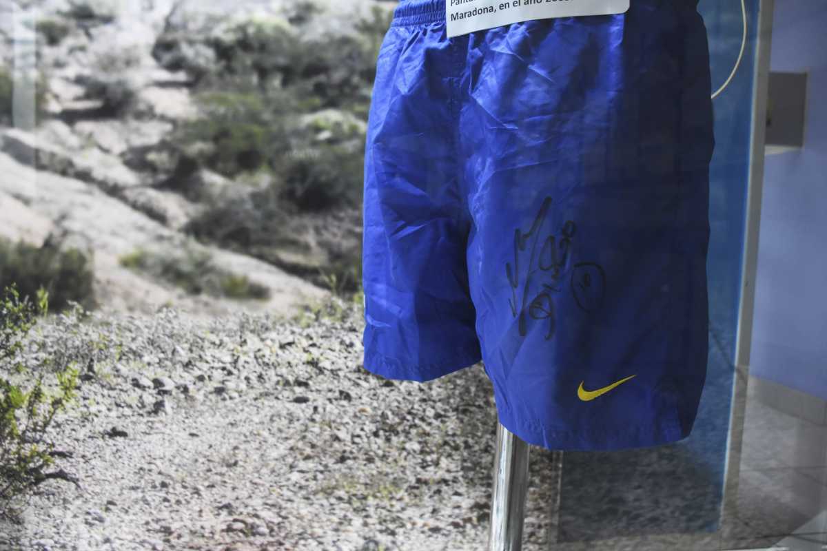 El pantalón de entrenamiento de Boca, autografiado por Diego Maradona. (Foto: Alejandro Carnevale)