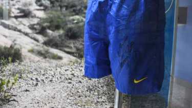 El pantalón de entrenamiento de Boca, autografiado por Diego Maradona. (Foto: Alejandro Carnevale)