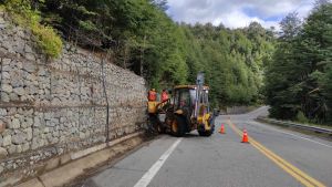 Piden transitar con precaución por Ruta 40, en el camino de los Siete Lagos, por reparaciones