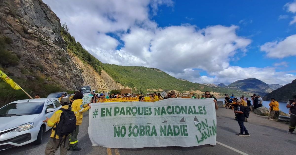 protestas en Semana Santa en Bariloche, San Martín de los Andes y Aluminé por despidos thumbnail