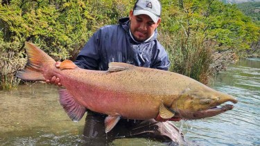 Pescó un salmón de 33 kilos en un paraíso escondido de la Patagonia: «Este lugar es una locura»