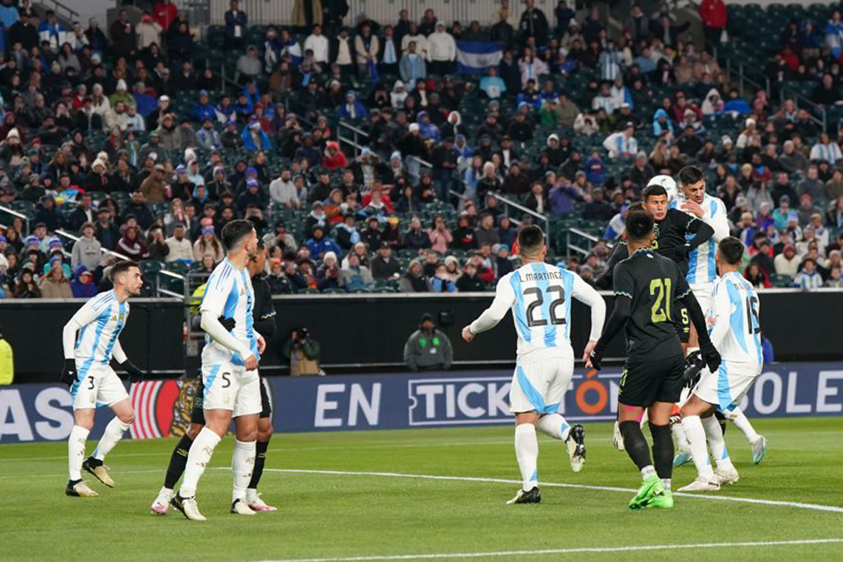 El cabezazo goleador de Cuti Romero para anotar el primero de Argentina contra El Salvador. 