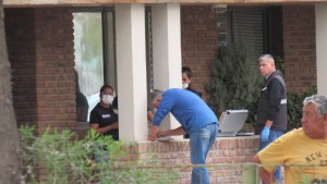 A punta de pistola asaltaron una sidrera del Alto Valle: un empleado herido de arma de fuego