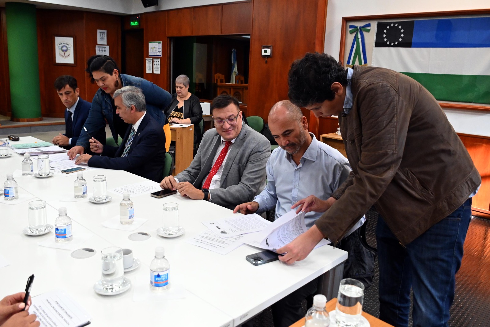 Dirigentes de Sitrajur realizaron la entrega durante la reunión del Consejo de la Magistratura. Foto: Marcelo Ochoa.