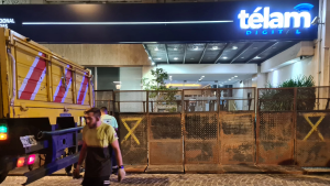 Deshabilitaron el sitio web de Télam y denunciaron el vallado de su edificio tras los anuncios de Milei