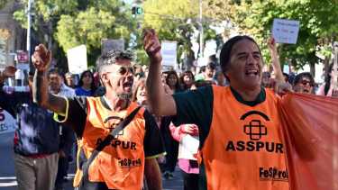 Representantes de ASSPUR en protesta por mejoras salariales y laborales en Río Negro. Foto: Marcelo Ochoa