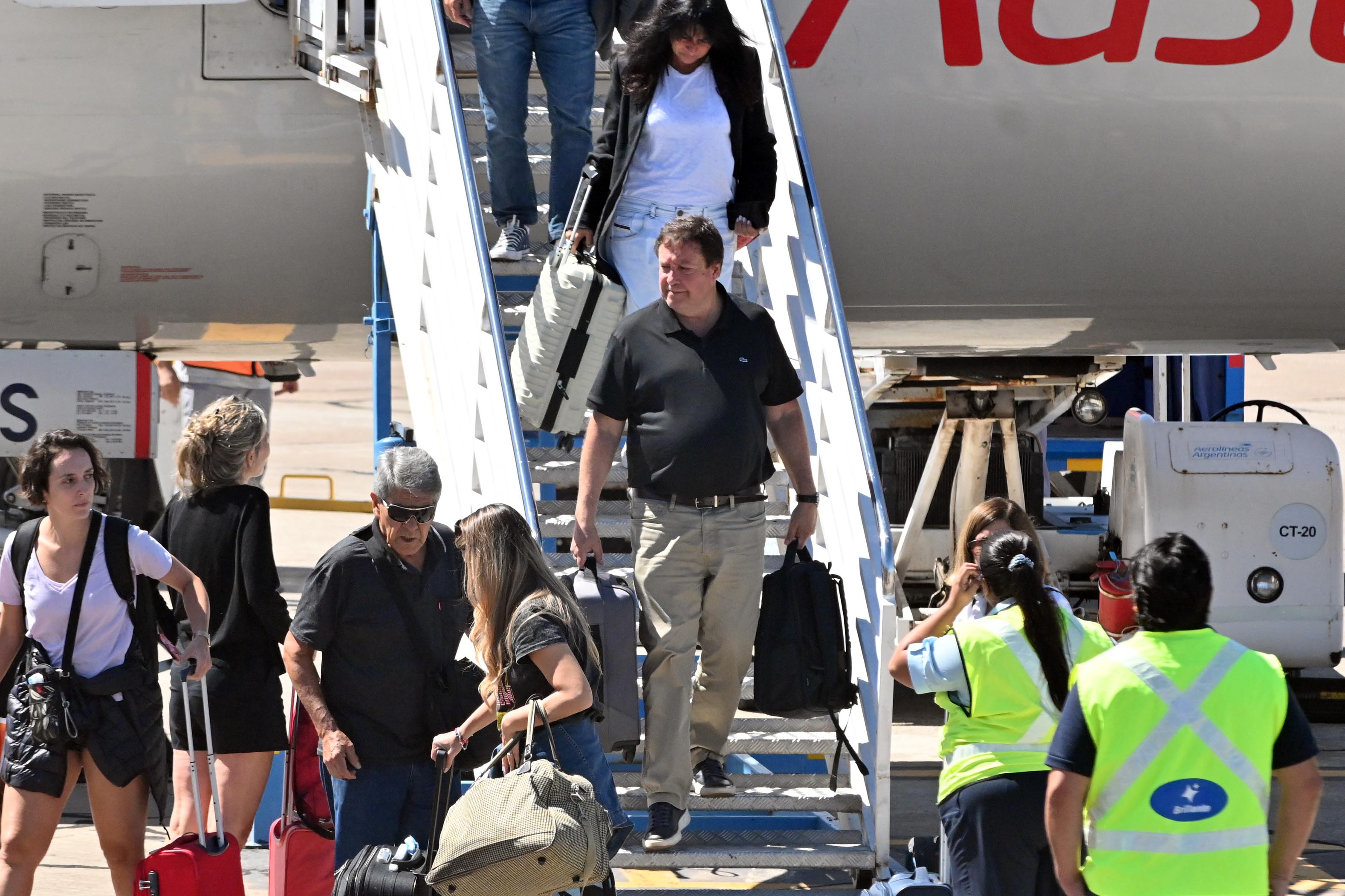 El gobernador Weretilneck llegó el jueves pasado a Viedma en un vuelo de línea. Para el viaje a Chubut se había pensado en un jet privado. (Foto: Marcelo Ochoa)